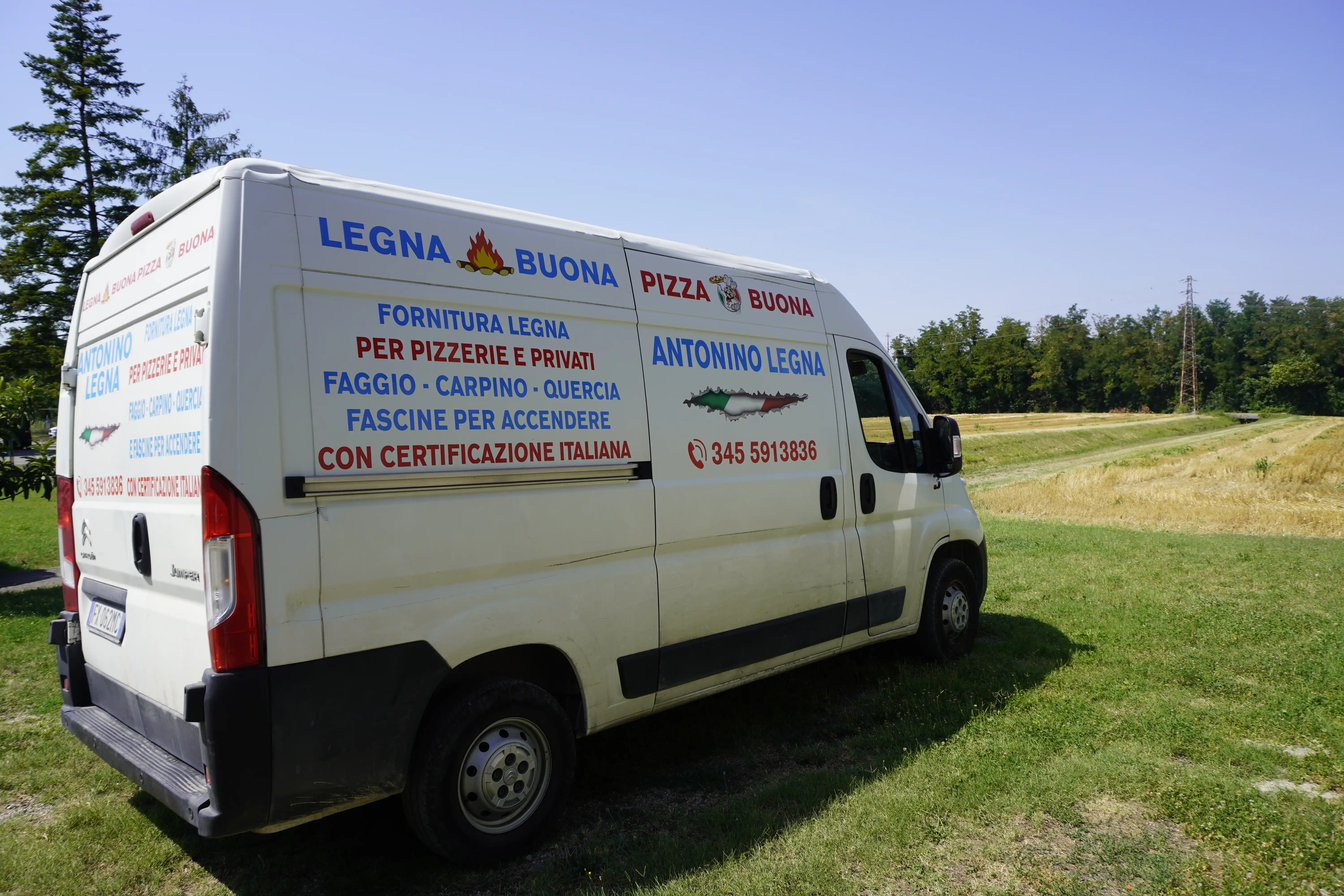 Furgone per la consegna di legna da ardere a Bologna e provincia
