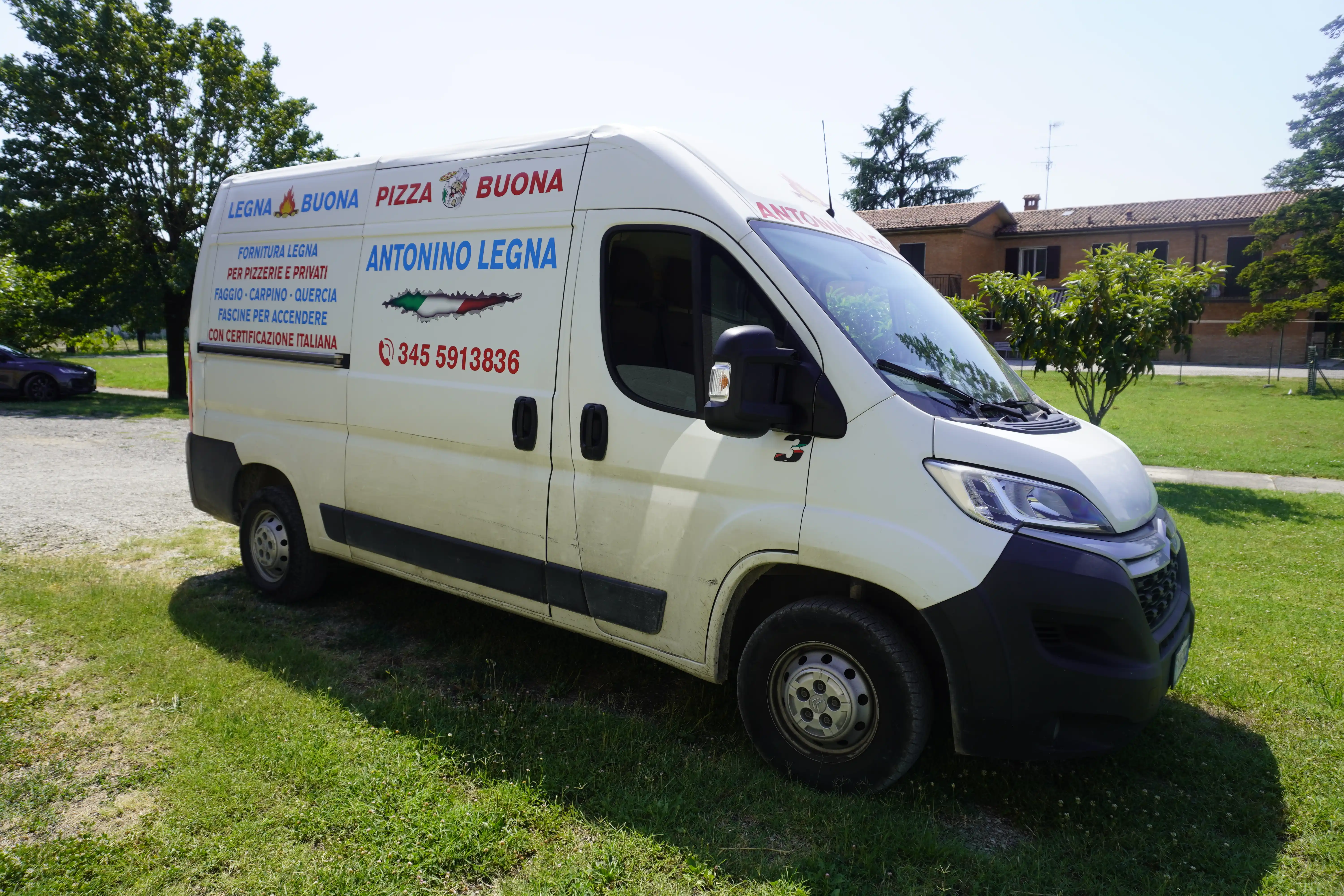 Il furgone di Antonino Legna per la consegna di legna a domicilio a Bologna